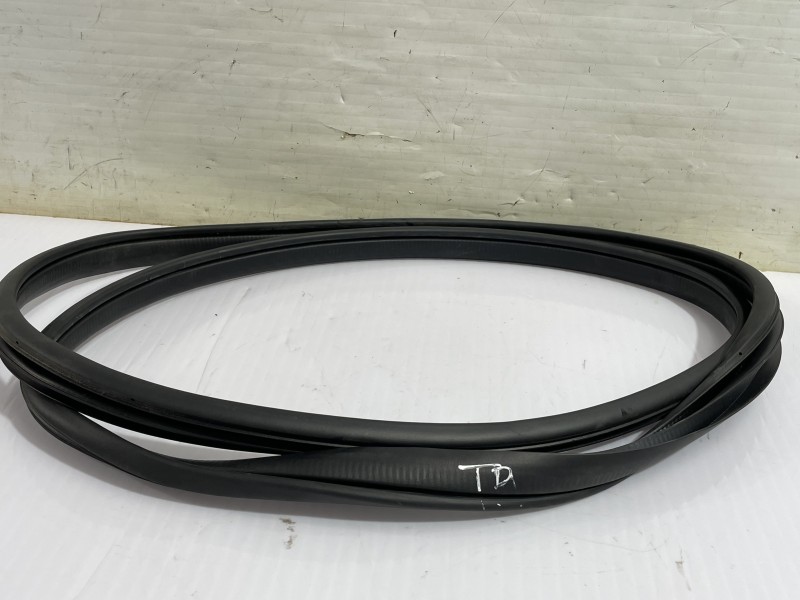 Recambio de goma contorno para mazda 3 lim. () center-line referencia OEM IAM BHN968913A  