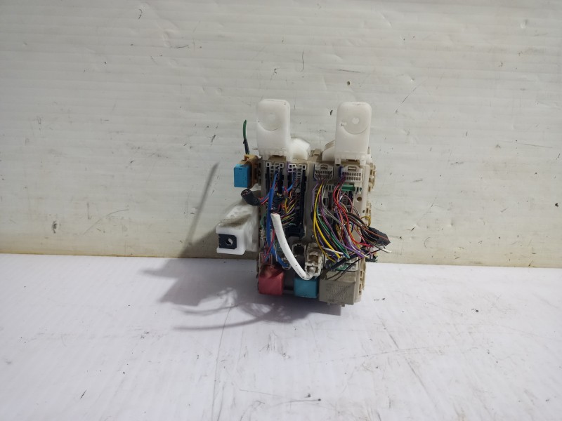 Recambio de caja reles / fusibles para toyota prius (nhw20) basis referencia OEM IAM 8273047290  