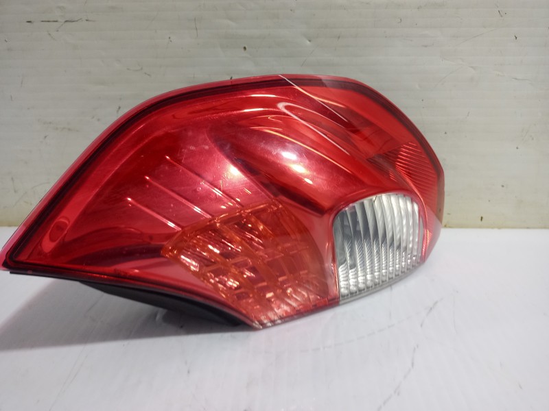 Recambio de piloto trasero derecho para renault scenic ii grand confort dynamique referencia OEM IAM 8200474327  