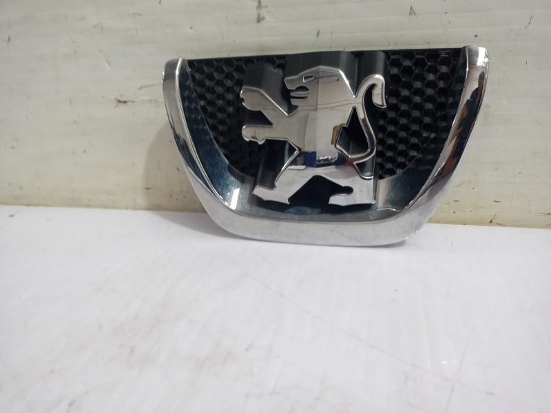 Recambio de emblema para peugeot 207 confort referencia OEM IAM 7810P9  