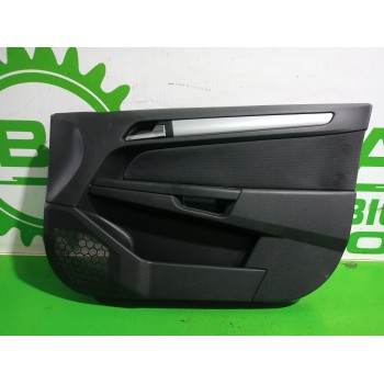 Recambio de guarnecido puerta delantera derecha para opel astra h berlina essentia referencia OEM IAM 13153882  