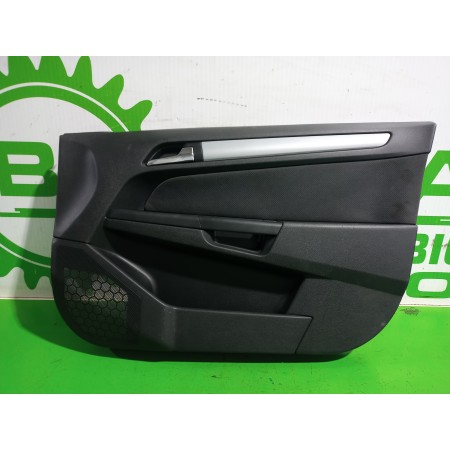 Recambio de guarnecido puerta delantera derecha para opel astra h berlina essentia referencia OEM IAM 13153882  