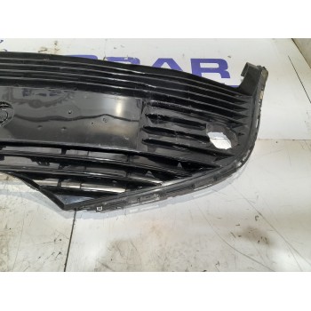 Recambio de rejilla delantera para toyota yaris referencia OEM IAM 531020D030  
