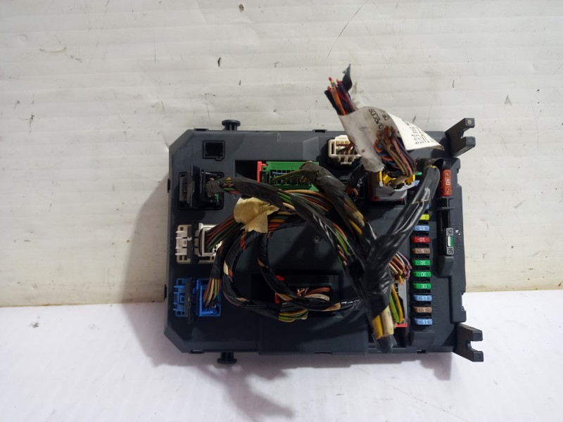 Recambio de caja reles / fusibles para peugeot 207 confort referencia OEM IAM 22661F01  