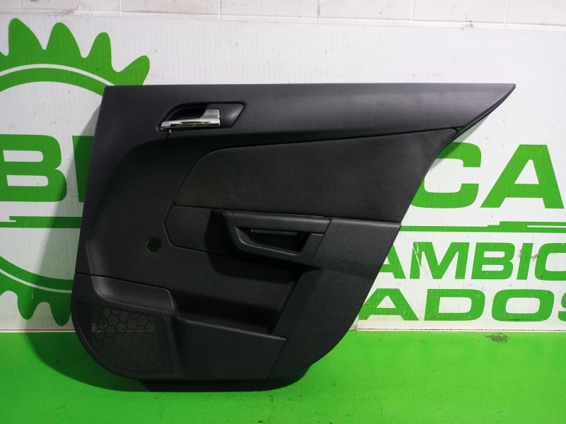 Recambio de guarnecido puerta trasera derecha para opel astra h berlina essentia referencia OEM IAM 13153918  
