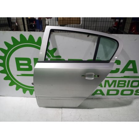 Recambio de puerta trasera izquierda para opel astra h berlina essentia referencia OEM IAM 124072  