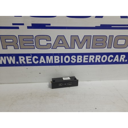 Recambio de conector usb para mercedes-benz clase c (w205) familiar 2.0 cdi cat referencia OEM IAM 2058200326  