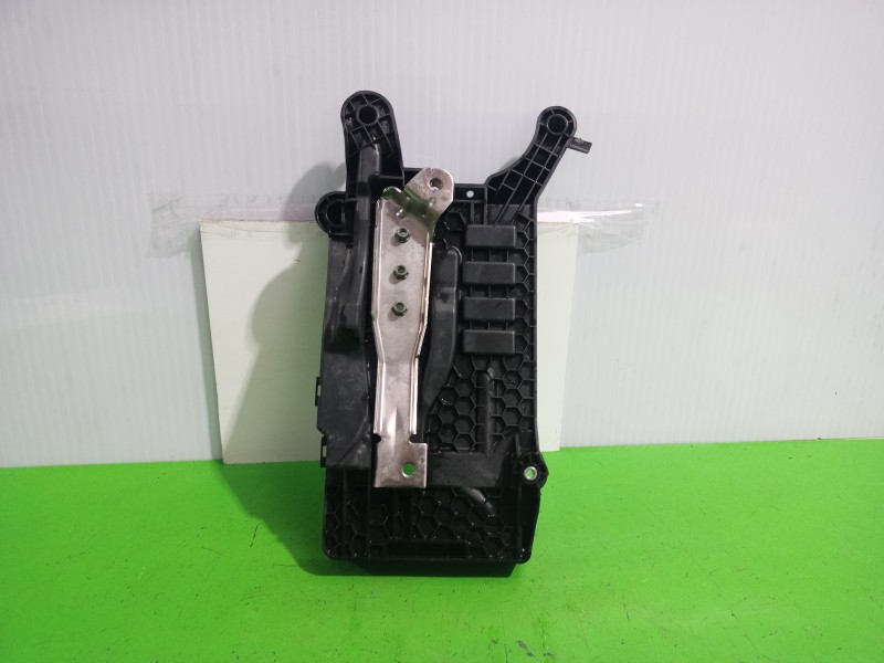 Recambio de soporte bateria para volkswagen t-cross advance referencia OEM IAM 2Q0915331  