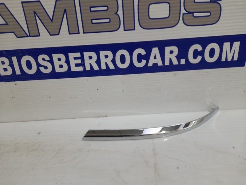 Recambio de embellecedor parachoques para opel astra j lim. referencia OEM IAM 13368945  