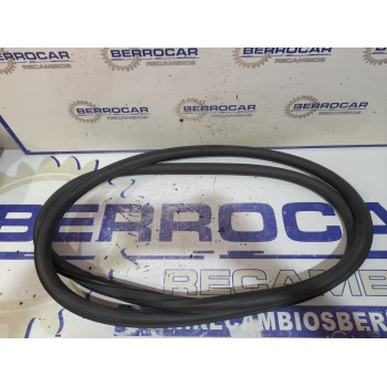 Recambio de goma contorno para opel insignia berlina referencia OEM IAM 13228130  
