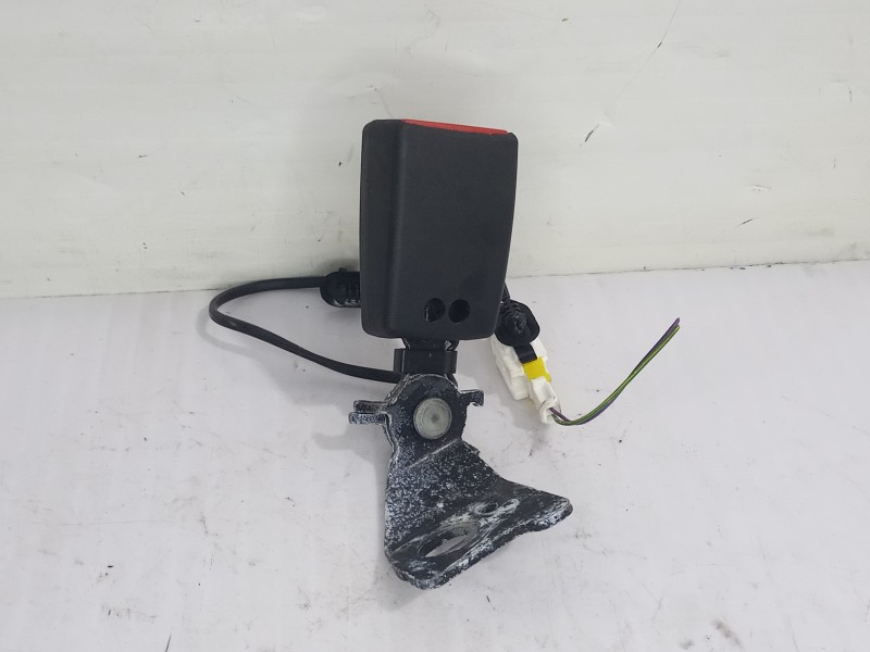 Recambio de enganche cinturon trasero izquierdo para peugeot 308 active referencia OEM IAM 98063976XX  