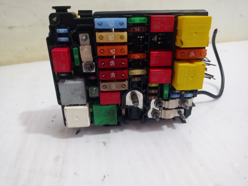 Recambio de caja reles / fusibles para opel grandland x opel 2020 referencia OEM IAM 9804848580  