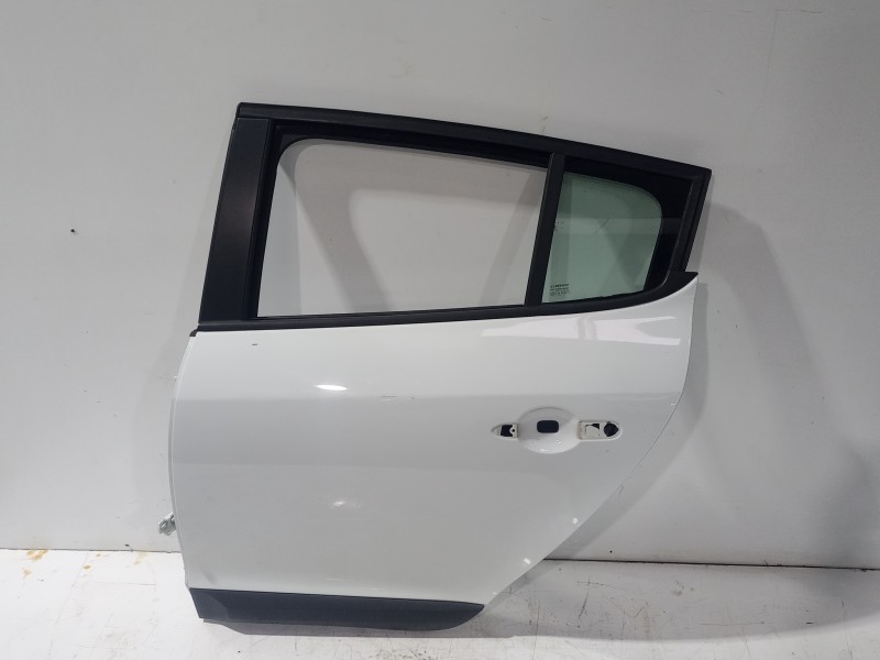 Recambio de puerta trasera izquierda para renault megane iii berlina 5 p dynamique referencia OEM IAM 821003885R  