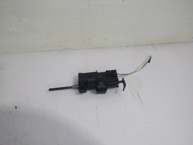 Recambio de motor tapa combustible para renault megane iii berlina 5 p dynamique referencia OEM IAM 8200305732  