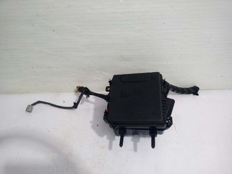 Recambio de caja reles / fusibles para renault megane iii berlina 5 p dynamique referencia OEM IAM 284B69027R  