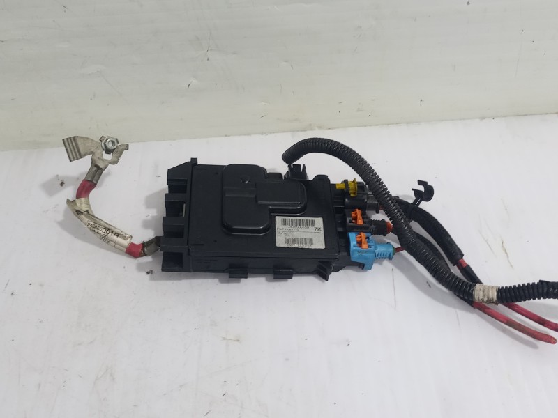 Recambio de caja reles / fusibles para renault megane iii berlina 5 p dynamique referencia OEM IAM 243800010R  