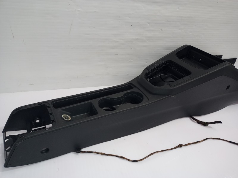 Recambio de consola central para seat ibiza (kj1) style referencia OEM IAM 6F1863243C  