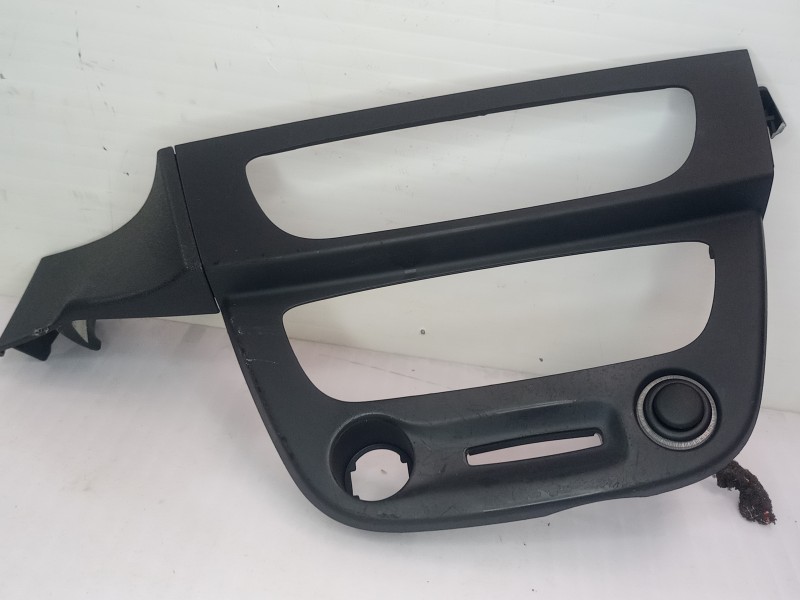 Recambio de moldura para renault megane iii berlina 5 p dynamique referencia OEM IAM 682600003R  