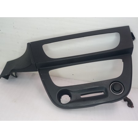 Recambio de moldura para renault megane iii berlina 5 p dynamique referencia OEM IAM 682600003R  