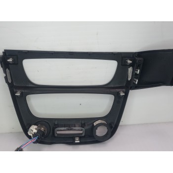 Recambio de moldura para renault megane iii berlina 5 p dynamique referencia OEM IAM 682600003R  