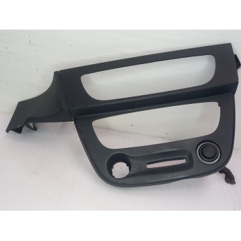Recambio de moldura para renault megane iii berlina 5 p dynamique referencia OEM IAM 682600003R  