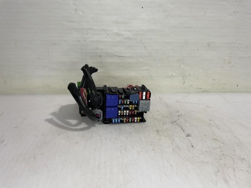 Recambio de caja reles / fusibles para renault megane iii berlina 5 p dynamique referencia OEM IAM 252360003R  