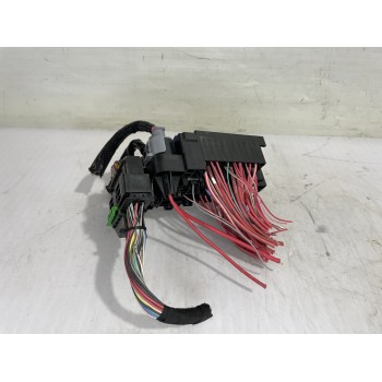 Recambio de caja reles / fusibles para renault megane iii berlina 5 p dynamique referencia OEM IAM 252360003R  