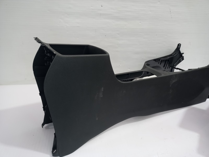 Recambio de consola central para hyundai i30 fastback essence referencia OEM IAM 84611G4000  