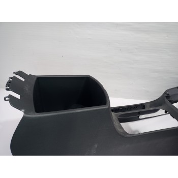 Recambio de consola central para hyundai i30 fastback essence referencia OEM IAM 84611G4000  