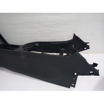 Recambio de consola central para hyundai i30 fastback essence referencia OEM IAM 84611G4000  