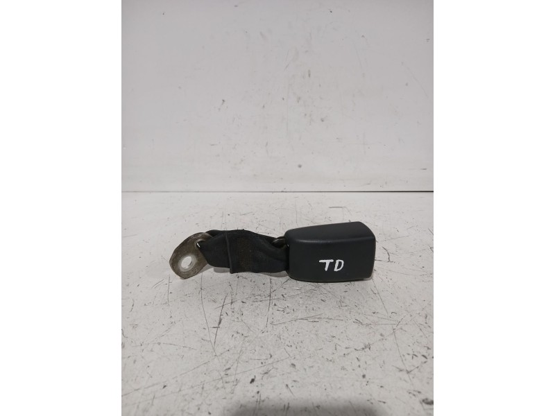 Recambio de enganche cinturon trasero derecho para peugeot 107 (pm_, pn_) 1.4 hdi referencia OEM IAM E034501  