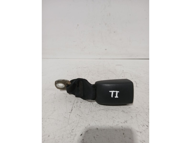 Recambio de enganche cinturon trasero izquierdo para peugeot 107 (pm_, pn_) 1.4 hdi referencia OEM IAM E034501  