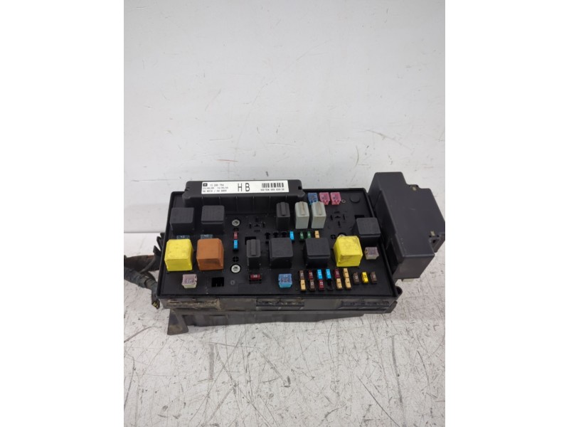 Recambio de caja reles / fusibles para opel astra h gtc (a04) 1.7 cdti (l08) referencia OEM IAM 13208748  