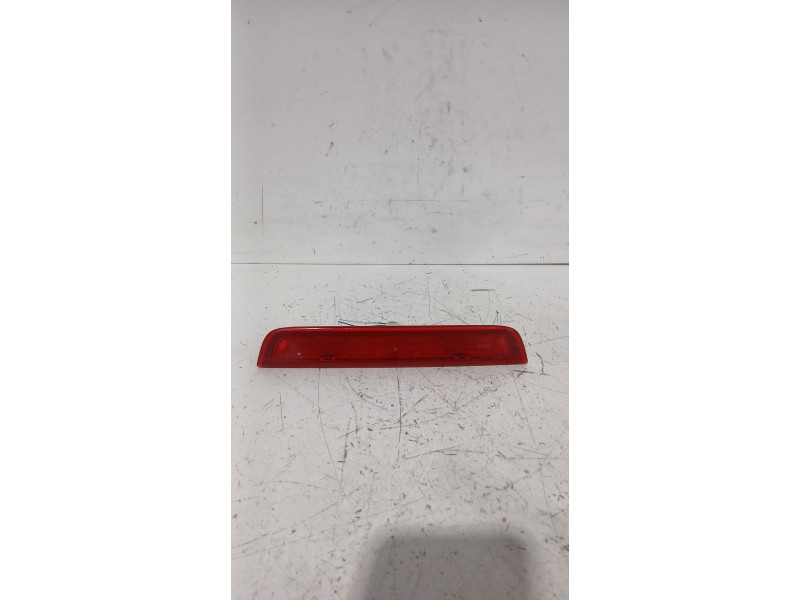 Recambio de piloto trasero central para toyota yaris (_p13_) 1.5 (nsp131_) referencia OEM IAM 815700D152  