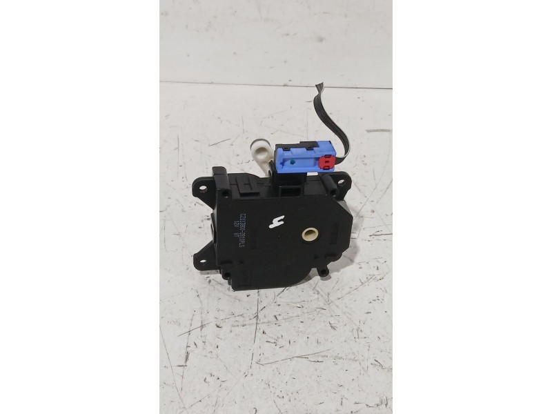 Recambio de motor apertura trampilla para toyota yaris (_p13_) 1.5 (nsp131_) referencia OEM IAM CZ1138002810  