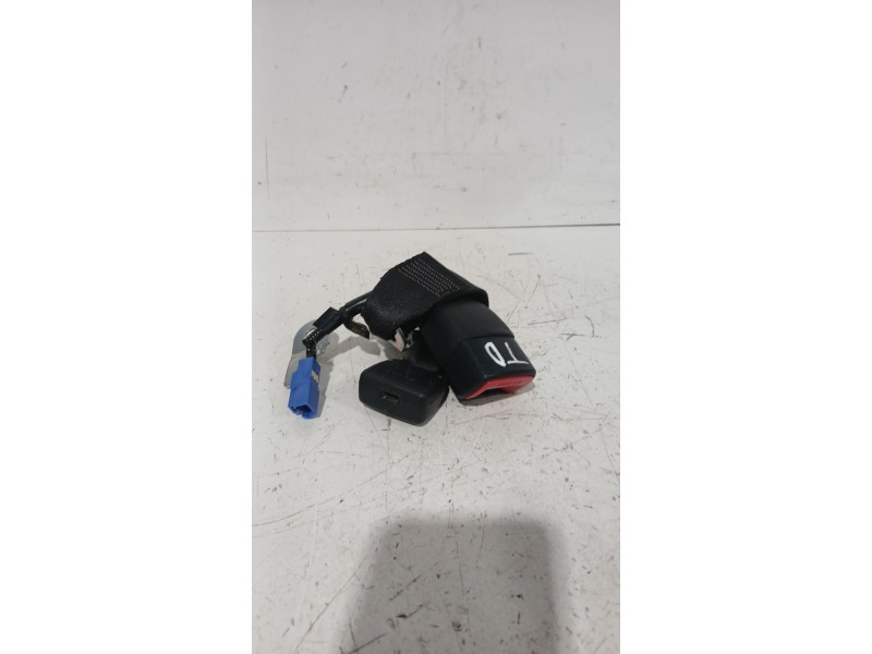 Recambio de enganche cinturon trasero derecho para toyota yaris (_p13_) 1.5 (nsp131_) referencia OEM IAM 734700D160C1  