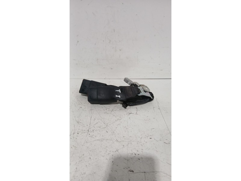 Recambio de enganche cinturon trasero izquierdo para toyota yaris (_p13_) 1.5 (nsp131_) referencia OEM IAM 734800D130C1  