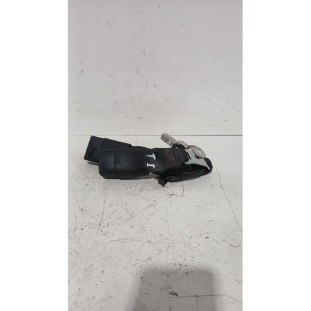 Recambio de enganche cinturon trasero izquierdo para toyota yaris (_p13_) 1.5 (nsp131_) referencia OEM IAM 734800D130C1  