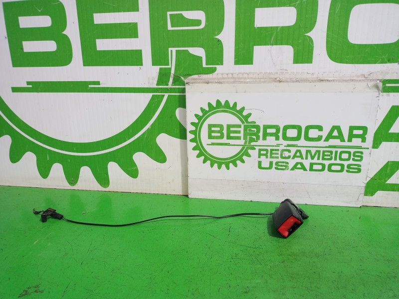 Recambio de enganche cinturon trasero derecho para opel corsa e expression referencia OEM IAM 627822900  