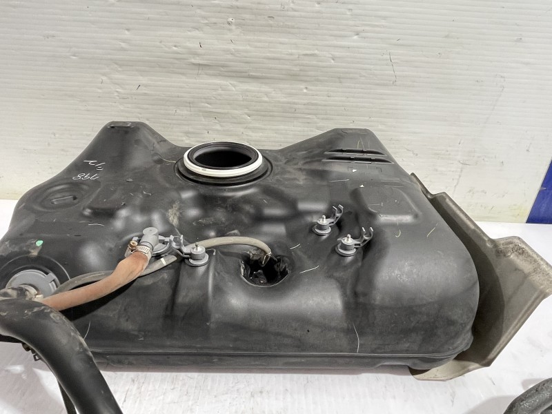 Recambio de deposito combustible para toyota prius (nhw20) basis referencia OEM IAM 7700147051  