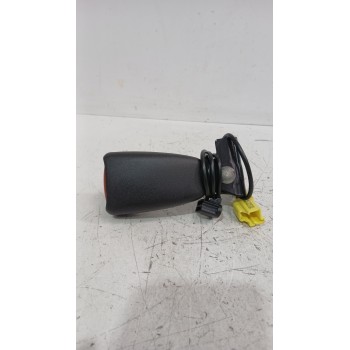 Recambio de enganche cinturon trasero derecho para volvo c30 (533) 1.8 referencia OEM IAM 8686941  