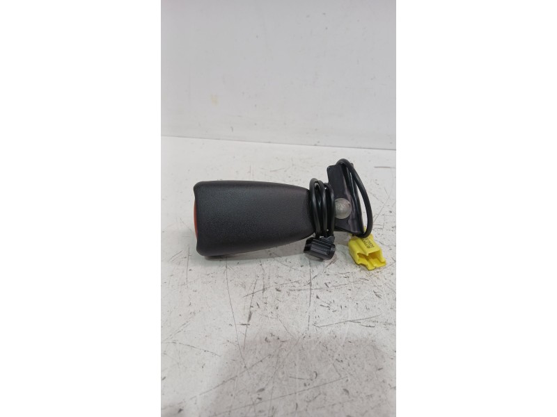 Recambio de enganche cinturon trasero derecho para volvo c30 (533) 1.8 referencia OEM IAM 8686941  