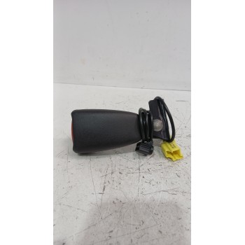 Recambio de enganche cinturon trasero derecho para volvo c30 (533) 1.8 referencia OEM IAM 8686941  