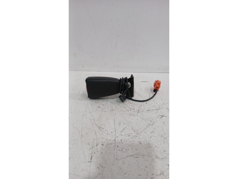 Recambio de enganche cinturon trasero izquierdo para volvo c30 (533) 1.8 referencia OEM IAM 8686940  
