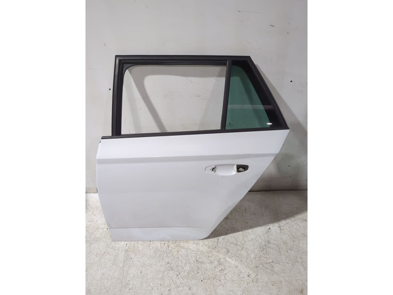 Recambio de puerta trasera izquierda para skoda fabia iii station wagon (nj5) 1.0 tsi referencia OEM IAM 6V9833055A  