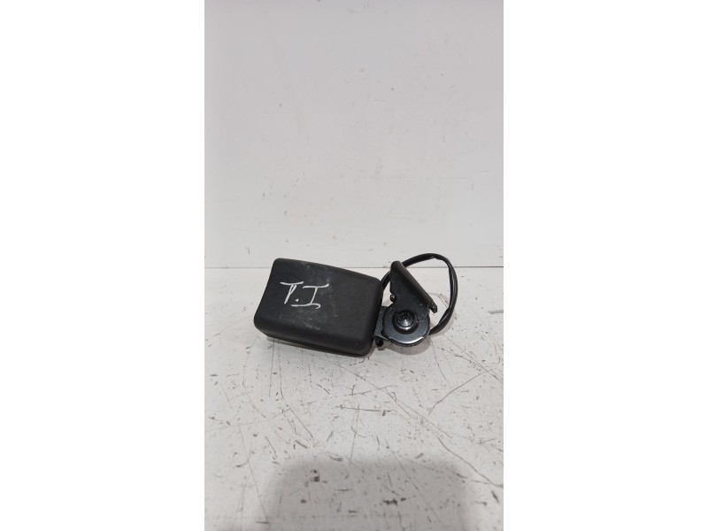 Recambio de enganche cinturon trasero izquierdo para hyundai i20 i (pb, pbt) 1.2 referencia OEM IAM 898301J2004X  