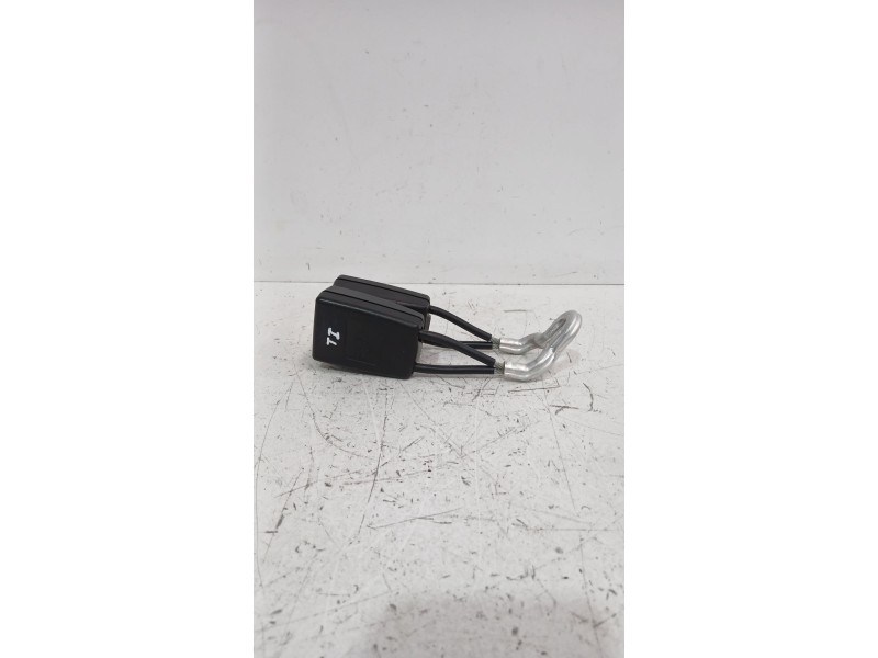 Recambio de enganche cinturon trasero izquierdo para skoda fabia ii (542) 1.2 referencia OEM IAM 5J6857488QVZ  