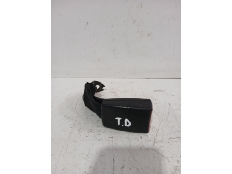 Recambio de enganche cinturon trasero derecho para mazda 3 sedán (bk) 1.6 (bk12) referencia OEM IAM BPYK5772002  