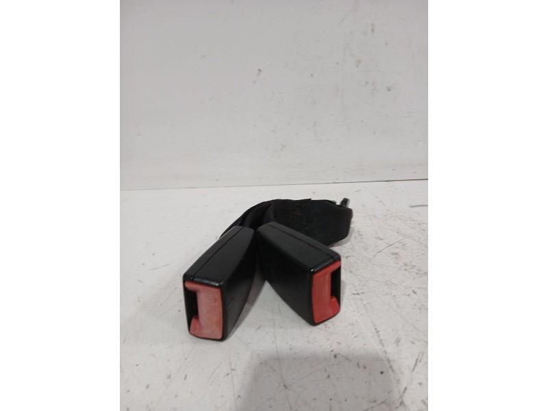 Recambio de enganche cinturon trasero izquierdo para mazda 3 sedán (bk) 1.6 (bk12) referencia OEM IAM BPYK5778002  