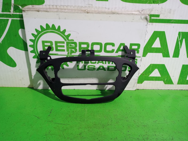 Recambio de moldura para opel corsa e expression referencia OEM IAM 13391249  